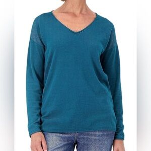 0302 - CANDACE CAMERON BURE Women’s Lrge V-Neck Sweater